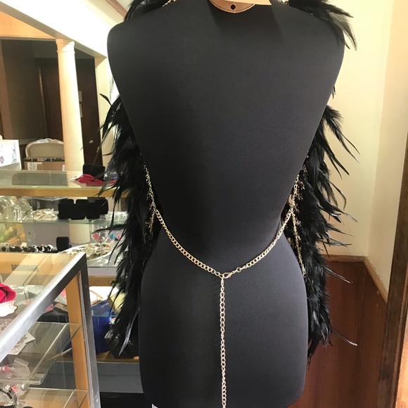 Feathered Accessory - Picture 4 of 4